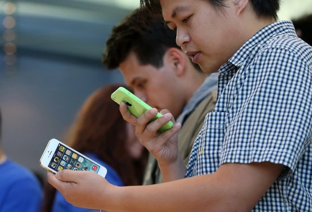 Apple's Latest iPhone Models Go On Sale Across U.S. Smart phones